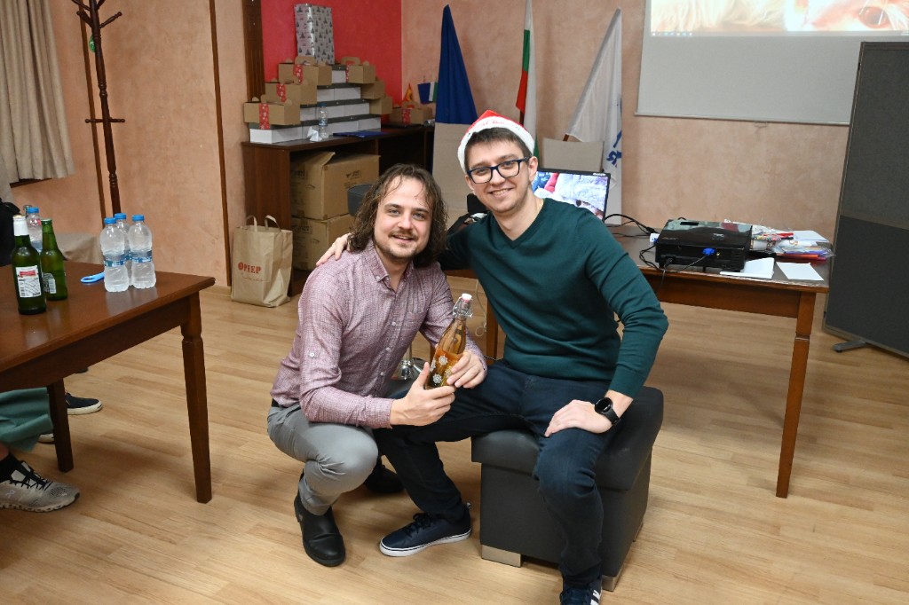 Christmas dinner with the whole team at the long table